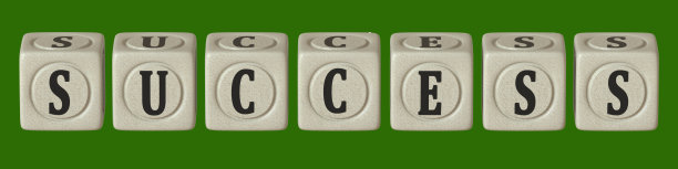 中性绿色背景上刻有“成功”字样的立方体。3 d渲染。设计的空白。布局。图片下载