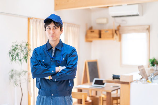 技术人员对房子进行维修图片下载