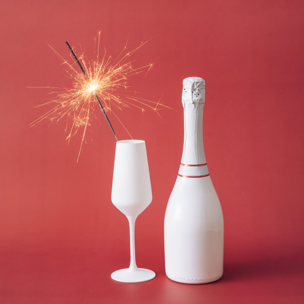 白笛子里的烟火，旁边是一瓶没有标签的香槟图片下载