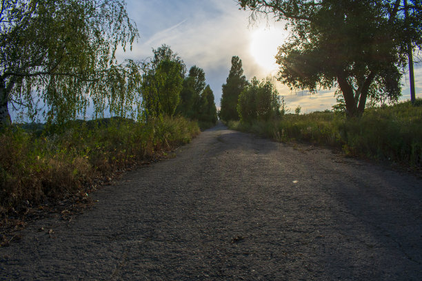 夕阳下美丽的乡间小路图片下载
