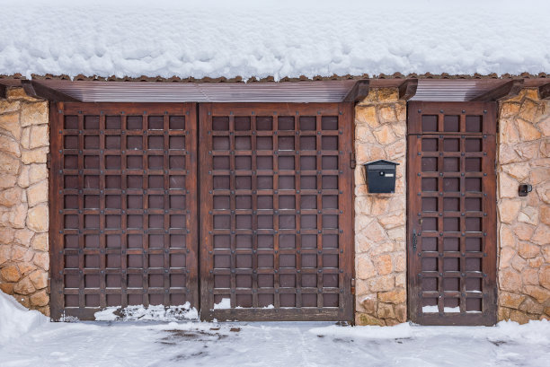房子旁边的新木门。图片下载