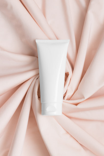 白色管霜模型上的柔软的粉红色纺织品。图片下载