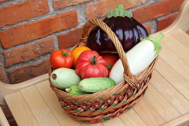 篮子里有西红柿，黄瓜，茄子和西葫芦图片下载