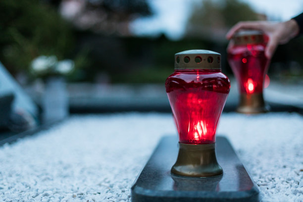 万圣节，墓地中手持蜡烛，追忆逝者图片下载