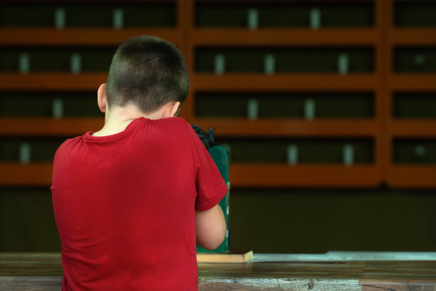 儿童休闲。男孩在冲刺。图片下载