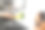 戴着黄色橡胶手套的人手正在用塑料刷子擦洗厨房里的瓷砖墙。图片下载