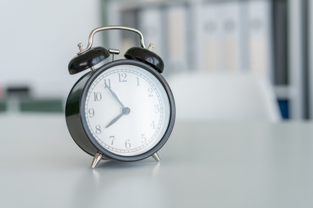 复古闹钟站立白色桌子清晰的家背景图片下载