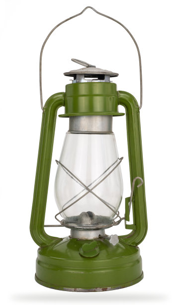 白色背景上的旧煤油灯。老式铁灯，玻璃灯泡。稀有的灯叫蝙蝠。图片下载