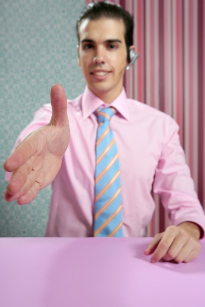 自信年轻的现代商人握手图片下载