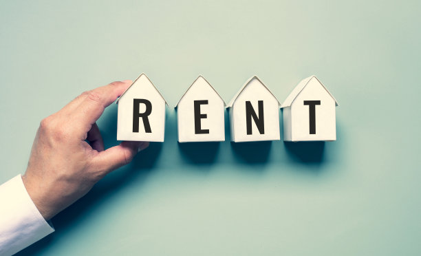 商业地产，房地产和投资概念与租赁文本和投资者手和白样板房图片下载