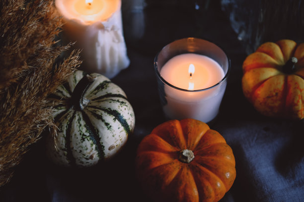 舒适的秋季家居装饰蜡烛和南瓜。图片下载