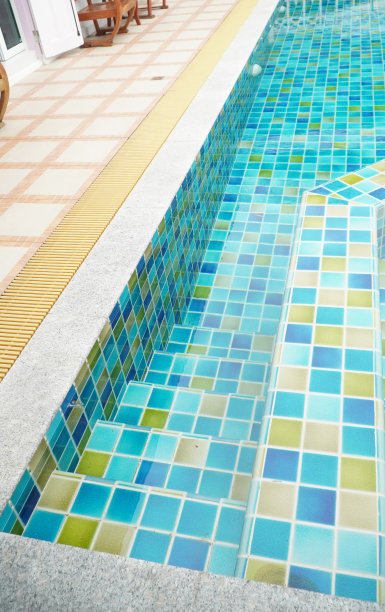 走楼梯进入游泳池图片下载