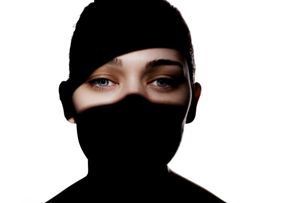 时尚工作室的可爱女孩的肖像。一个美丽的年轻女子的剪影，脸上有坚硬的阴影。对白色背景图片下载