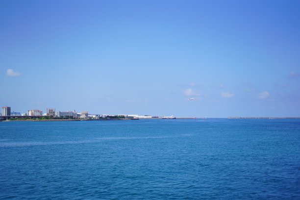 位于碧海蓝天之间的冲绳岛图片下载