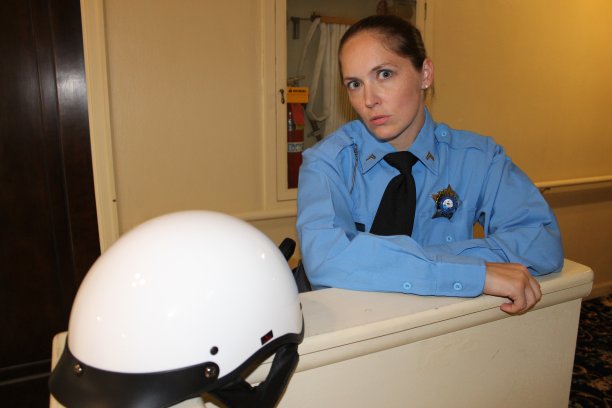 戴头盔的女摩托车警察图片下载