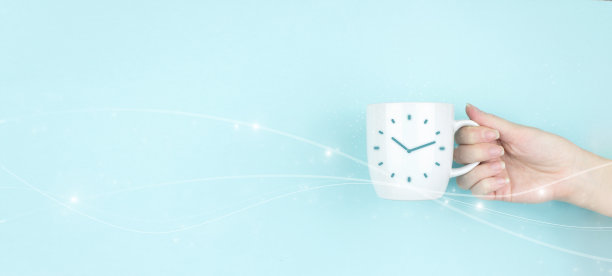 女孩手握早晨咖啡杯与时钟标志图标的蓝色背景。时间管理时间间隔图形概念图片下载