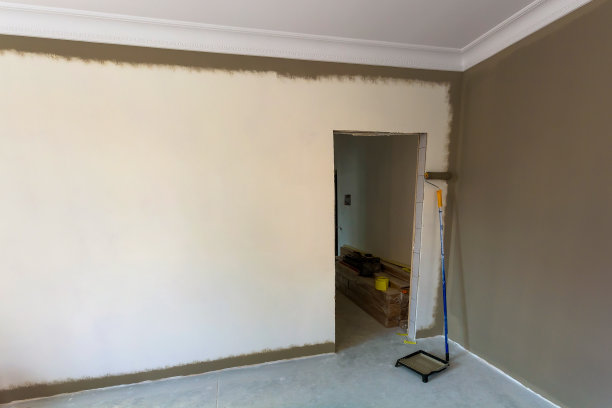 公寓房间的内部装修工作。用深色油漆粉刷墙壁。图片下载