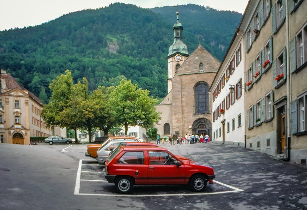 古董照片和老复古复古风格正片扫描，1980年代在教堂街景，丘尔，瑞士图片下载