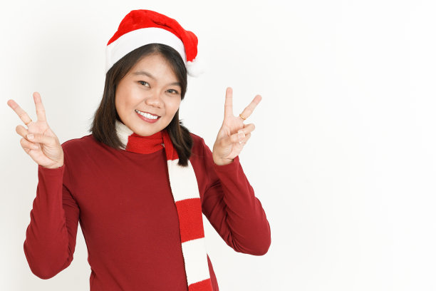 美丽的亚洲女人穿着红色高领和圣诞帽孤立在白色背景图片下载