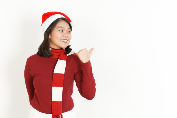 美丽的亚洲女人穿着红色高领和圣诞帽孤立在白色背景图片下载