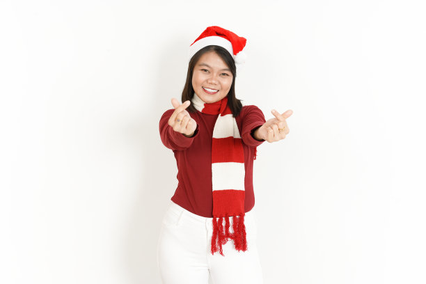 美丽的亚洲女人穿着红色高领和圣诞帽孤立在白色背景图片下载