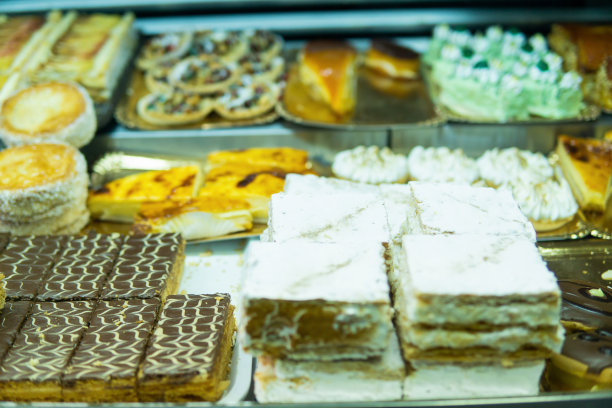 和自制的蛋糕一起陈列在传统食品市场。图片下载