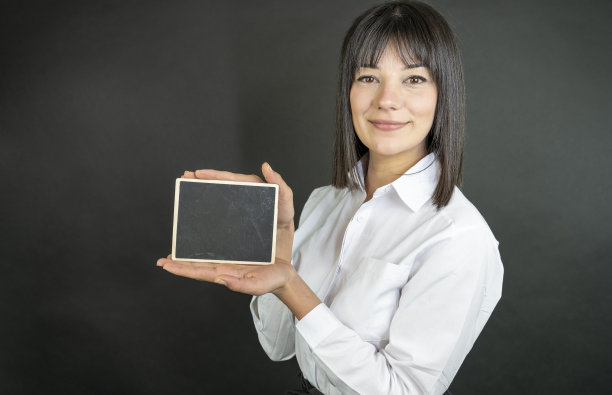 女商人拿着空白的黑板图片下载