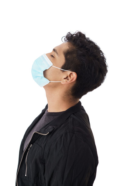 侧面的年轻人戴着面具，闭着眼睛图片下载