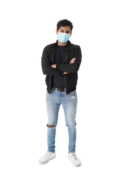 年轻男子戴着口罩，双臂交叉图片下载