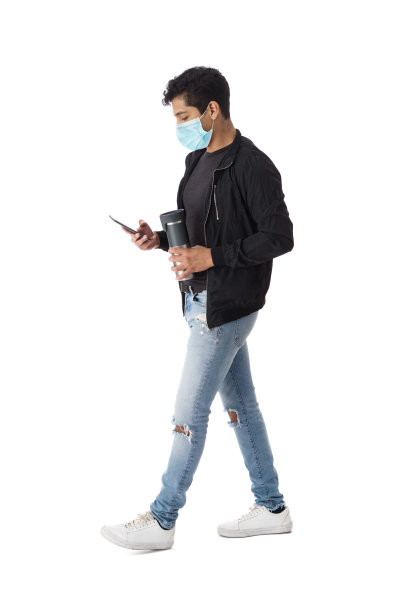 戴着面具的年轻人一边走路一边发短信图片下载