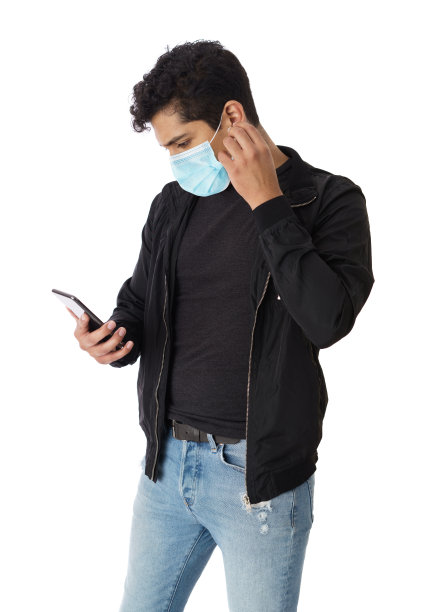 年轻人边看手机边修口罩图片下载