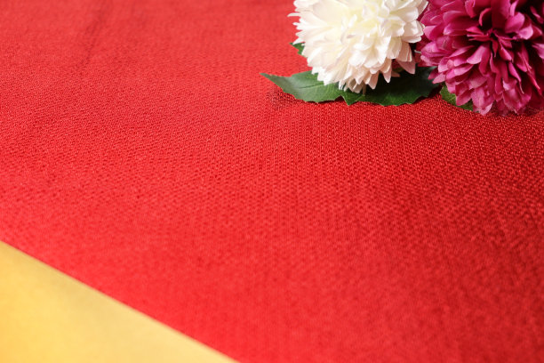 庆典形象:红绉纱上的菊花和金色的纸。图片下载