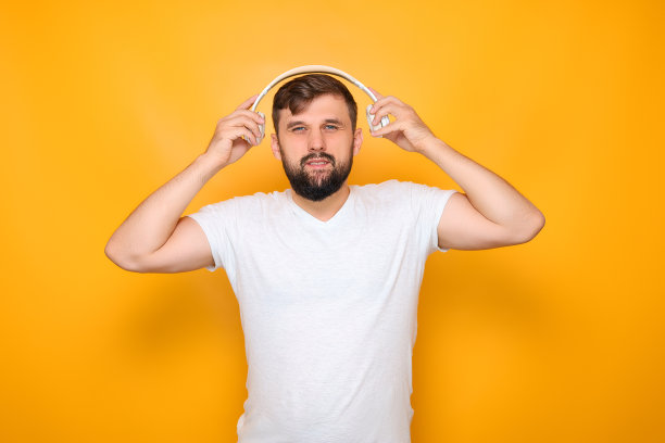 戴着音乐耳机的大胡子男人图片下载