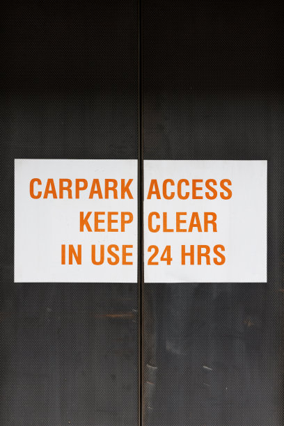 黑色金属停车场大门图片下载