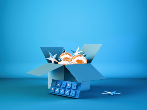 蓝色背景上是数字为2021、2022的电脑键盘和装有新年装饰的打开盒子。这一年的概念变化。3 d渲染。图片下载