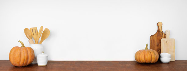 秋季主题的厨房用具，器具和南瓜放在木制的架子或柜台上图片下载