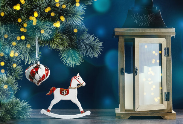 圣诞节的装饰品和礼物在绿色与雪花图片下载