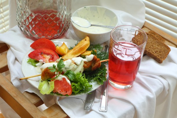 烤羊肉串配蔬菜图片下载