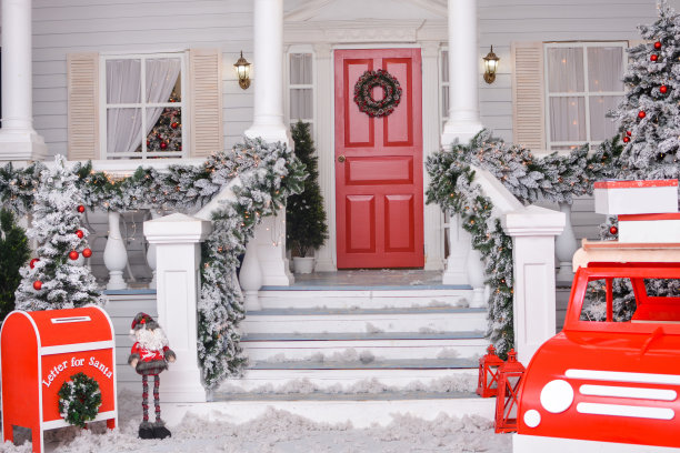 圣诞庭院有圣诞门廊、游廊、花环、圣诞树、红车、小矮人、圣诞老人信箱、灯笼、花环。圣诞快乐，恭贺新禧图片下载