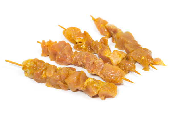 四根生猪肉串放在白色背景上图片下载