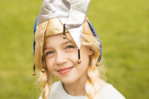 戴小丑帽的快乐女孩图片下载