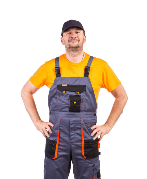 穿着工作服的工人微笑着看着摄像机。图片下载