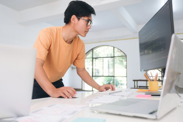 程序员和开发团队正在编写和开发软件图片下载