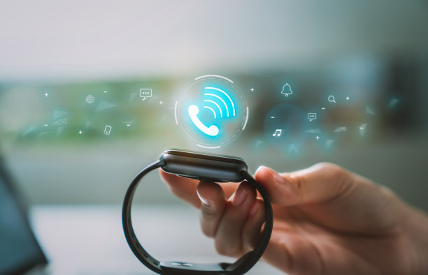 近距离的手触摸智能手表与呼叫应用程序与社会图标在屏幕上，小玩意积极的生活方式。图片下载