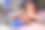 晚上，紧张的亚洲商业女性坐在办公室的椅子上，看着笔记本电脑屏幕。图片下载