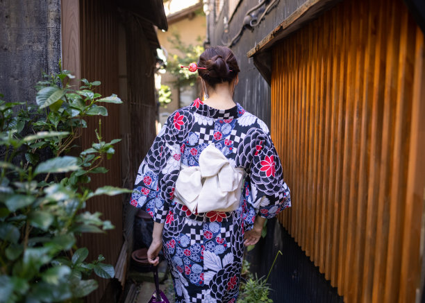 在一条狭窄的小路上行走的日本妇女的背影图片下载