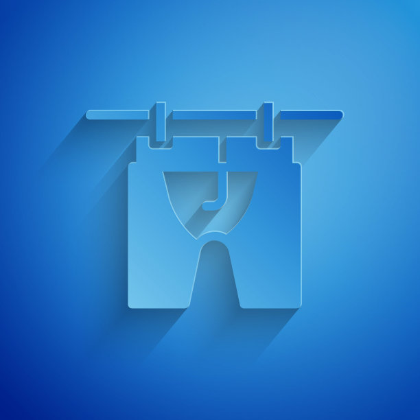 剪纸烘干衣服图标孤立在蓝色背景。干净的衬衫。用晾衣夹在绳子上洗衣服。衣物护理和整洁。纸艺术风格。向量图片下载