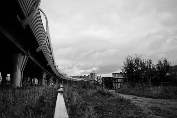 高速公路附近的工业景观图片下载