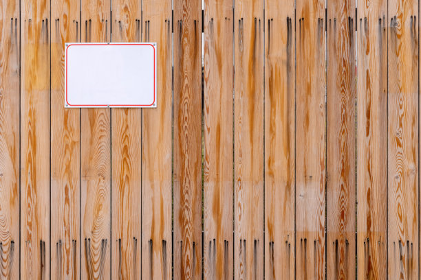 垂直木板木栅栏，用螺丝钉固定白色空白板图片下载
