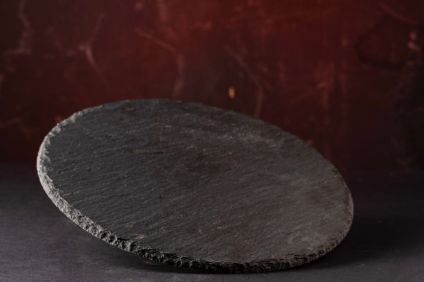 圆的食品店。多样化的红色背景。红色背景上的飞行托盘。图片下载